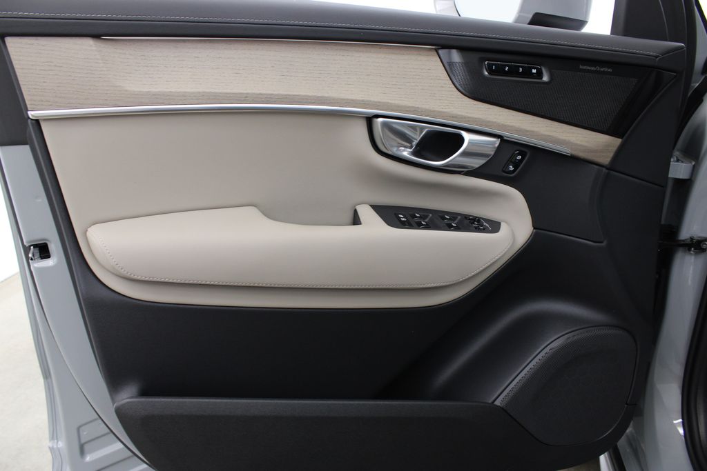 2026 Volvo XC90 Plus - Photo 17