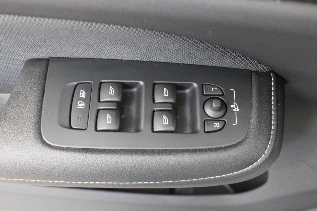 2024 Volvo S60 Plus - Photo 19