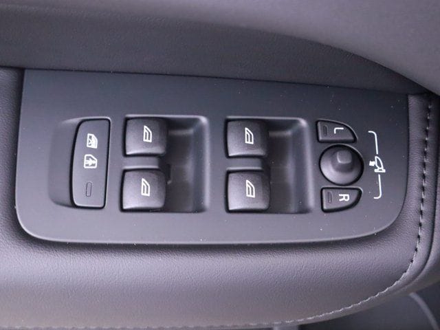 2025 Volvo XC60 Plus - Photo 11