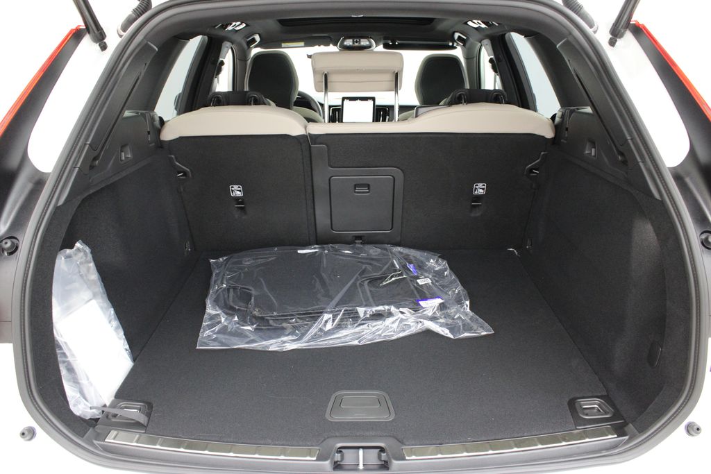 2026 Volvo XC60 Plus - Photo 31