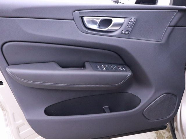 2025 Volvo XC60 Plus - Photo 10