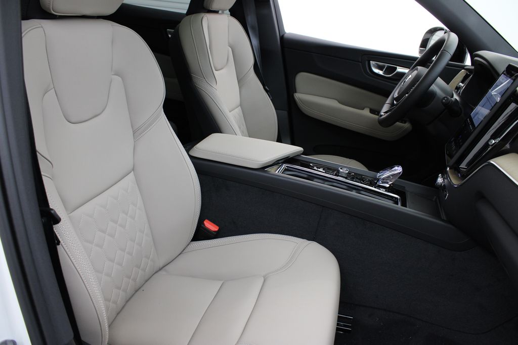 2026 Volvo XC60 Plus - Photo 25