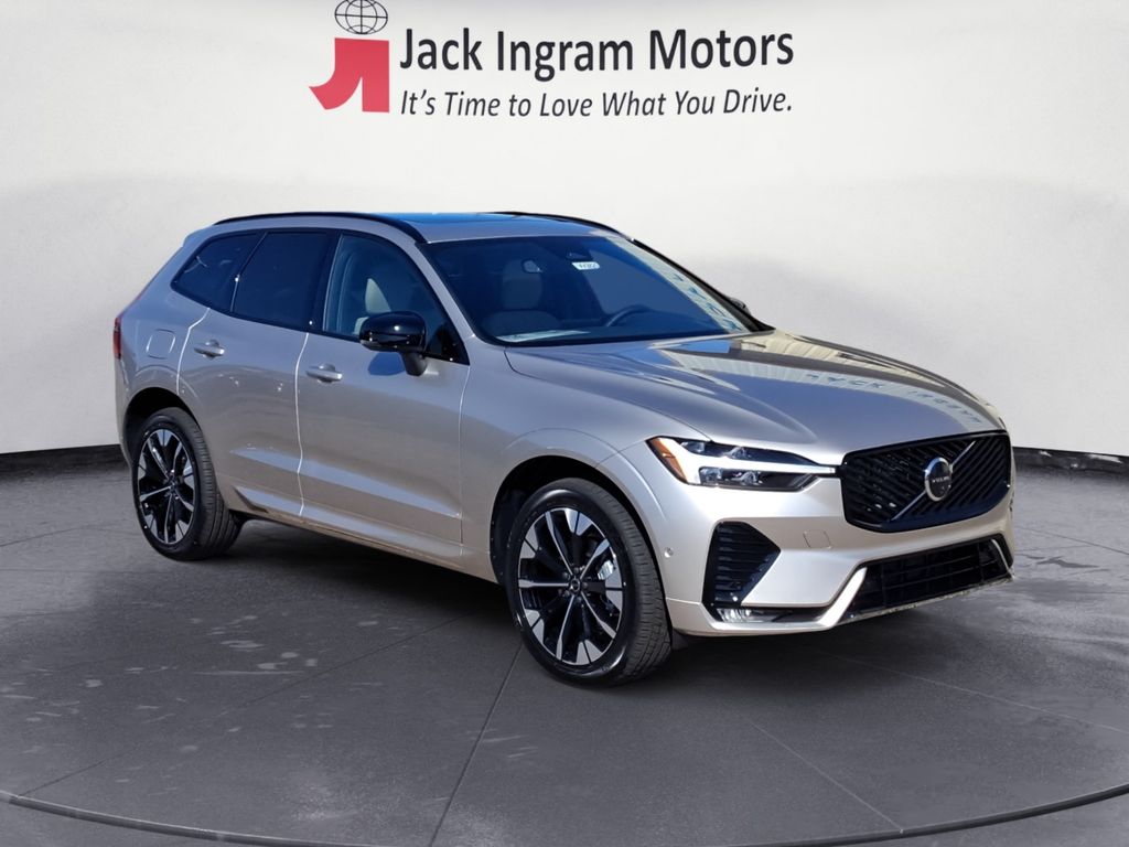 2026 Volvo XC60 Plus - Photo 7