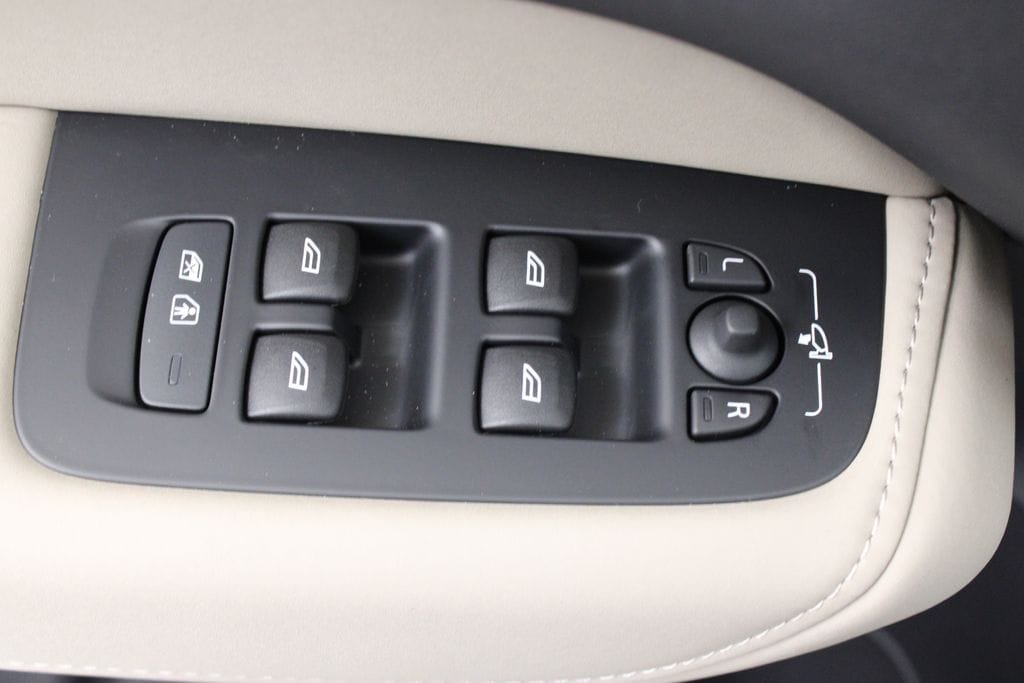 2026 Volvo XC60 Plus - Photo 18