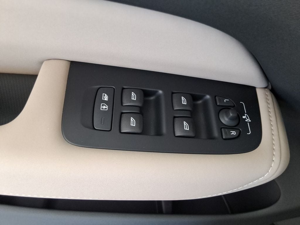2026 Volvo XC60 Plus - Photo 18