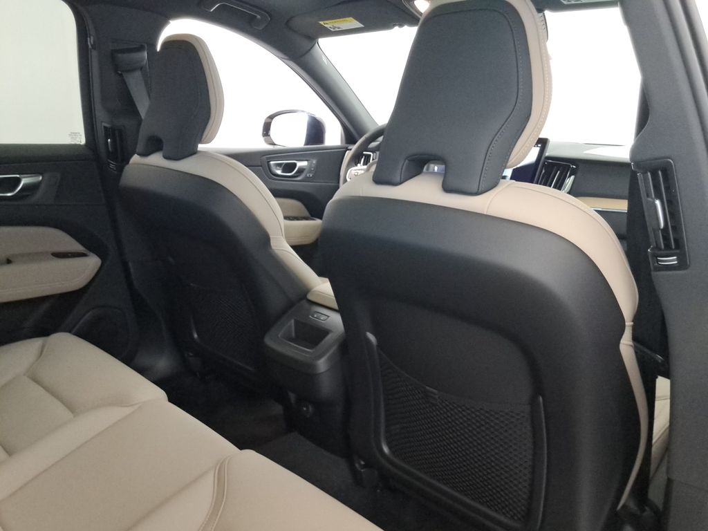 2026 Volvo XC60 Plus - Photo 23