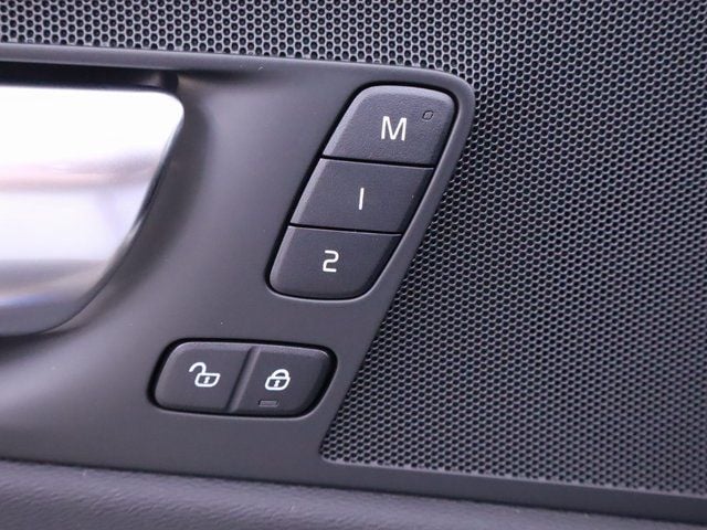 2025 Volvo XC60 Plus - Photo 12