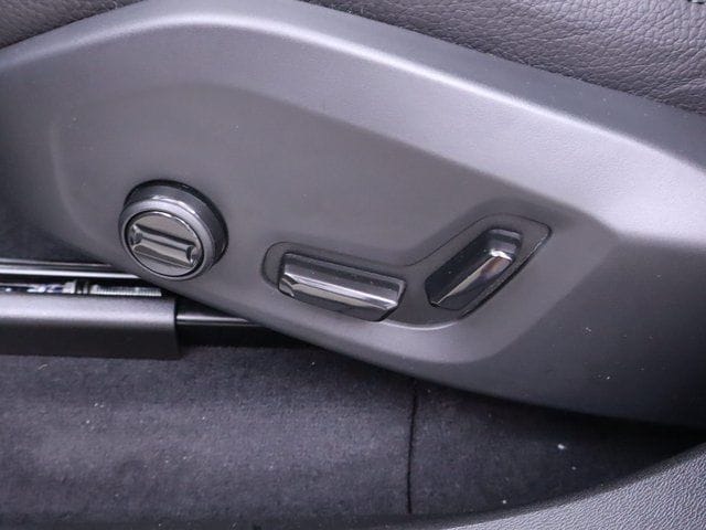 2025 Volvo XC60 Plus - Photo 13
