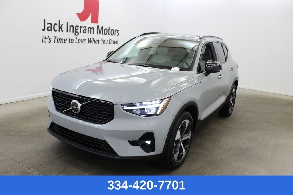 2026 Volvo XC40 B5 Plus Dark AWD's photo