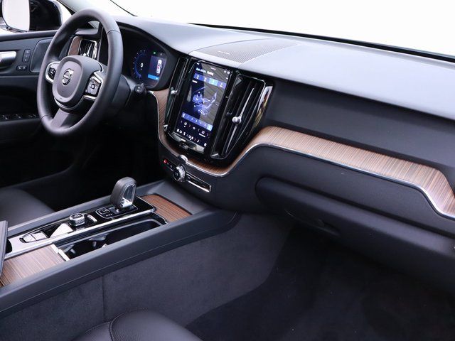 2024 Volvo XC60 Plus - Photo 17