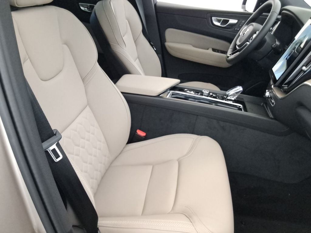 2026 Volvo XC60 Plus - Photo 16