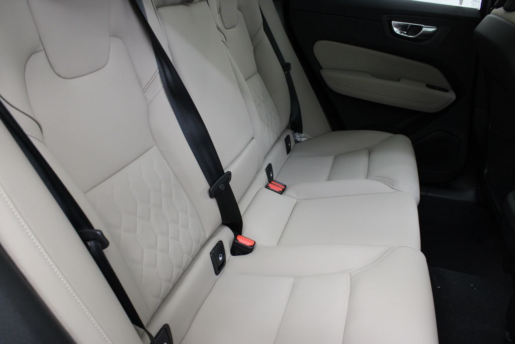 2026 Volvo XC60 Plus - Photo 22
