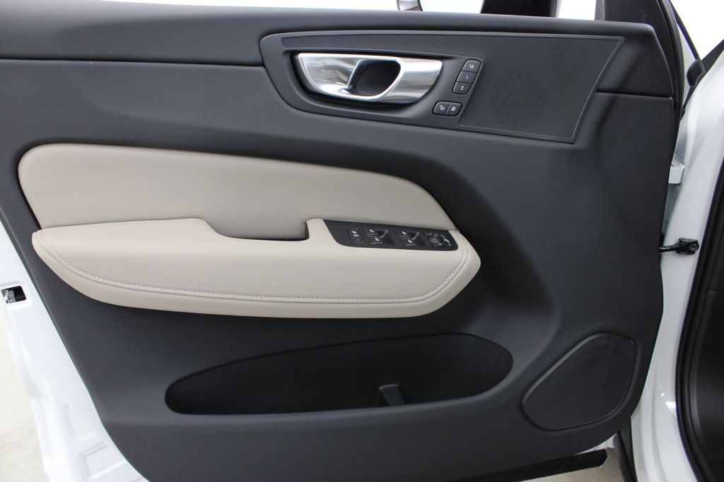 2026 Volvo XC60 Plus - Photo 17