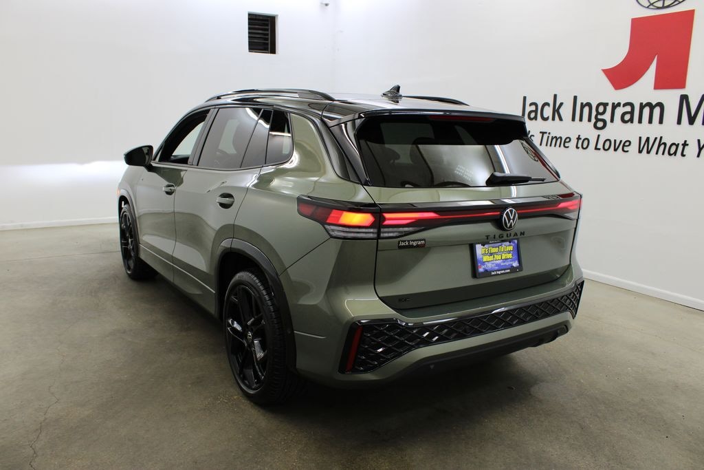 New 2026 Volkswagen Tiguan 2.0T SE R-Line Black SUV