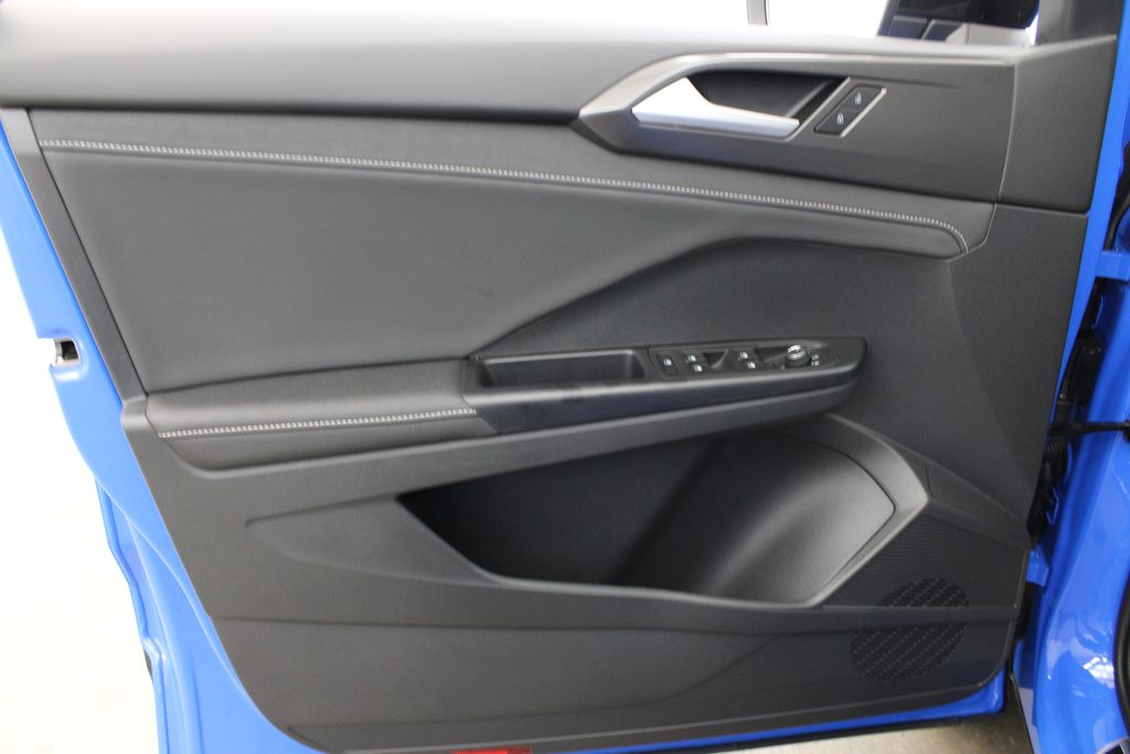 2025 Volkswagen Taos SE Black - Photo 17
