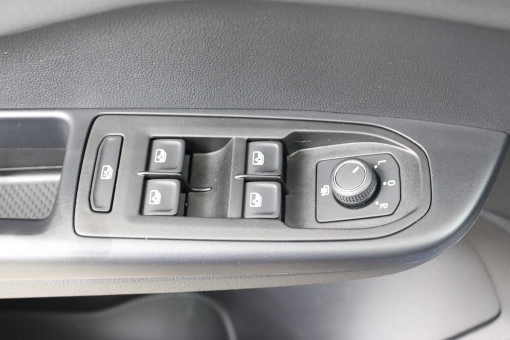 2025 Volkswagen Taos SE Black - Photo 18
