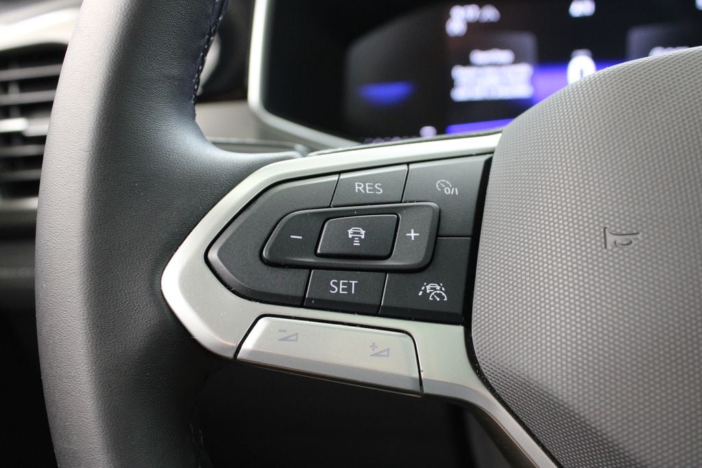 2025 Volkswagen Taos SE Black - Photo 26