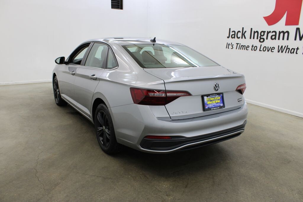 Used 2024 Volkswagen Jetta 1.5T SE Sedan
