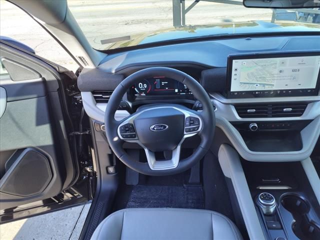 2025 Ford Explorer photo 3