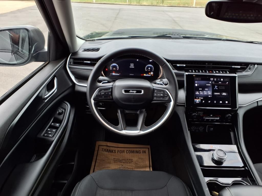 2023 Jeep Grand Cherokee Laredo photo 3
