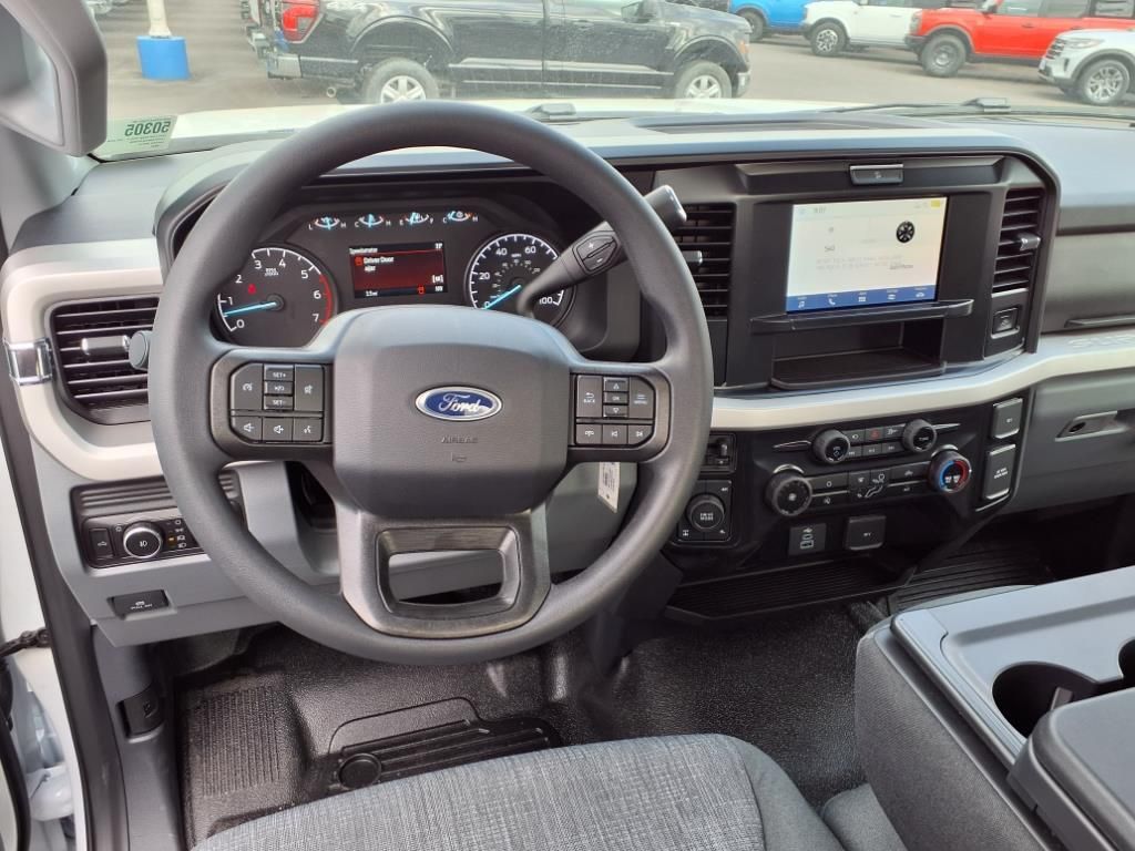 2025 Ford F-350 XLT photo 3