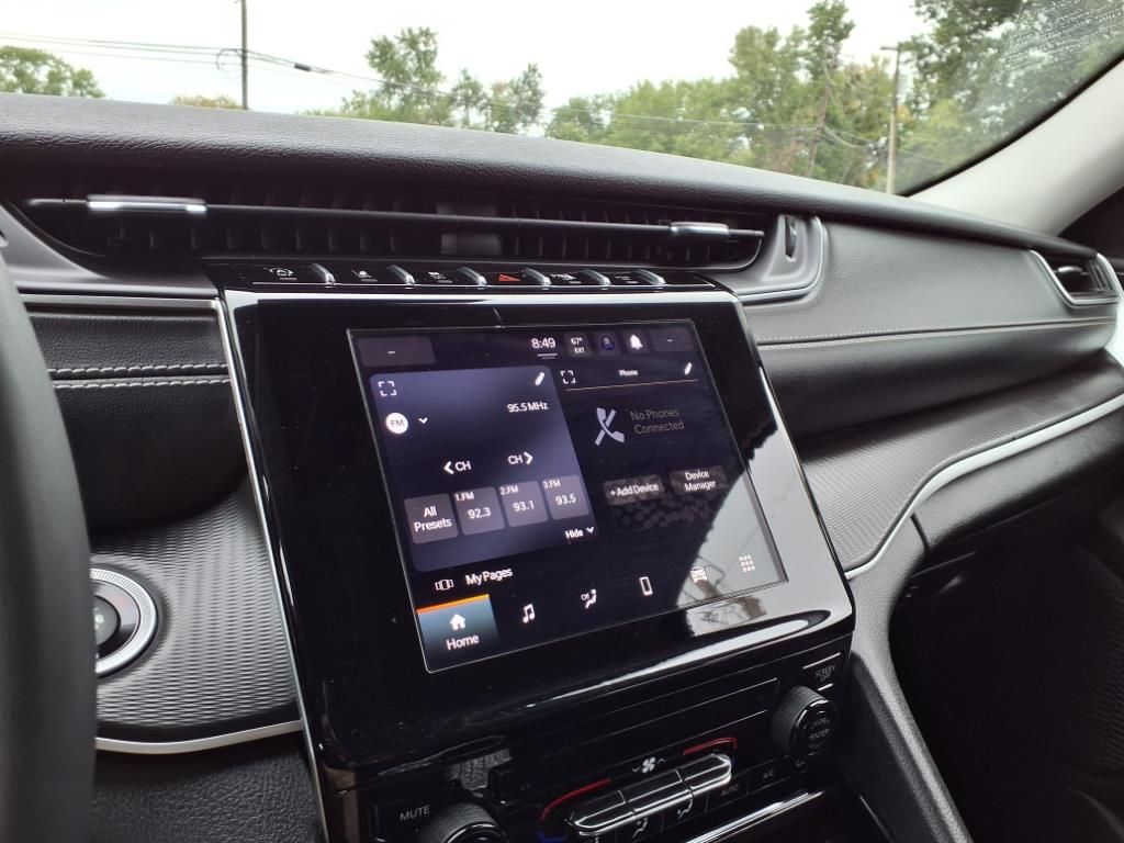 2023 Jeep Grand Cherokee Laredo photo 4