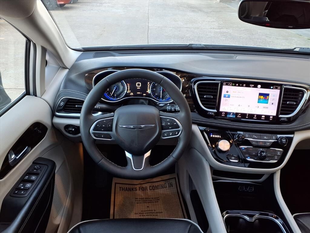 Used 2023 Chrysler Pacifica Limited Van Passenger Van