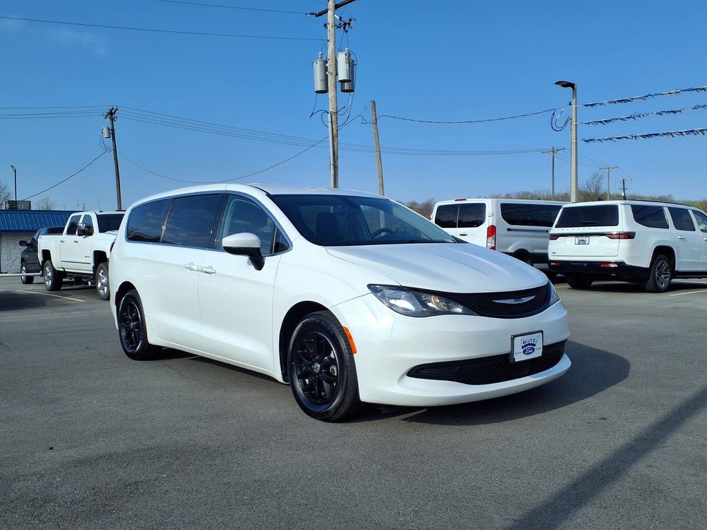 2022 Chrysler Voyager LX