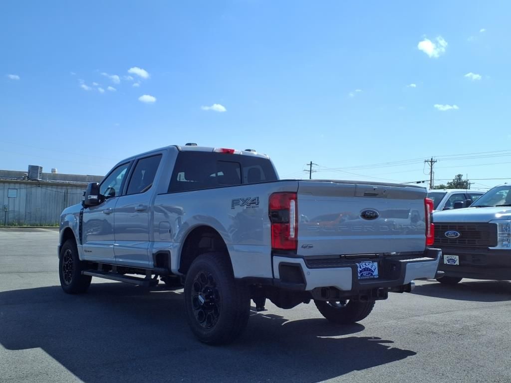 2025 Ford F-350 Lariat photo 2