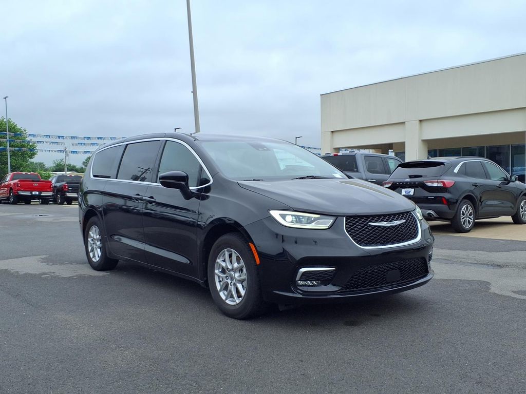 2025 Chrysler Pacifica Select's photo
