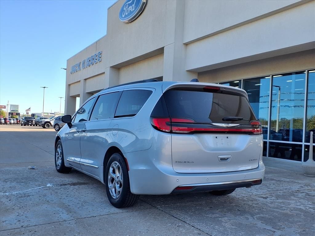 Used 2023 Chrysler Pacifica Limited Van Passenger Van