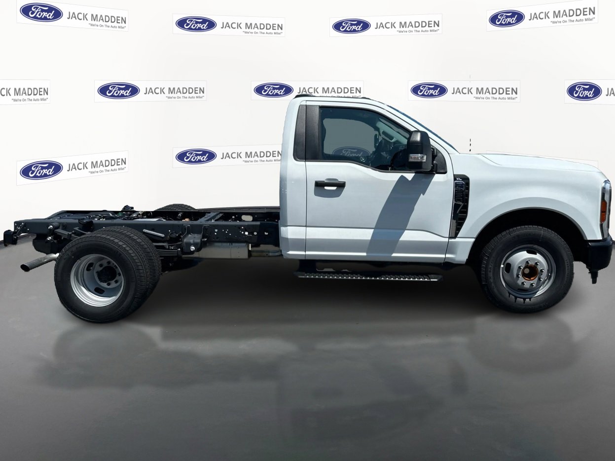 2025 Ford F-350 photo 3