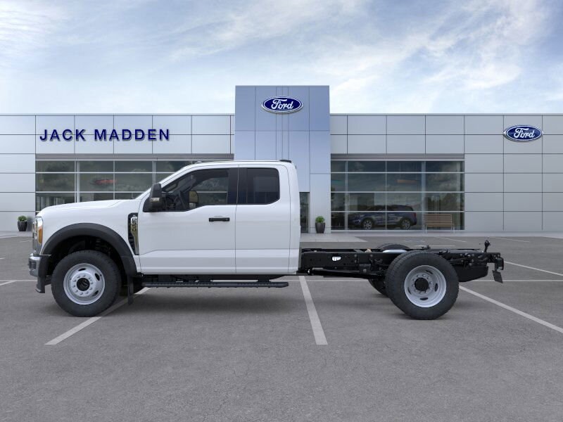 2025 Ford F-550 photo 2