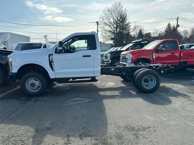 2025 Ford F-350 photo 2