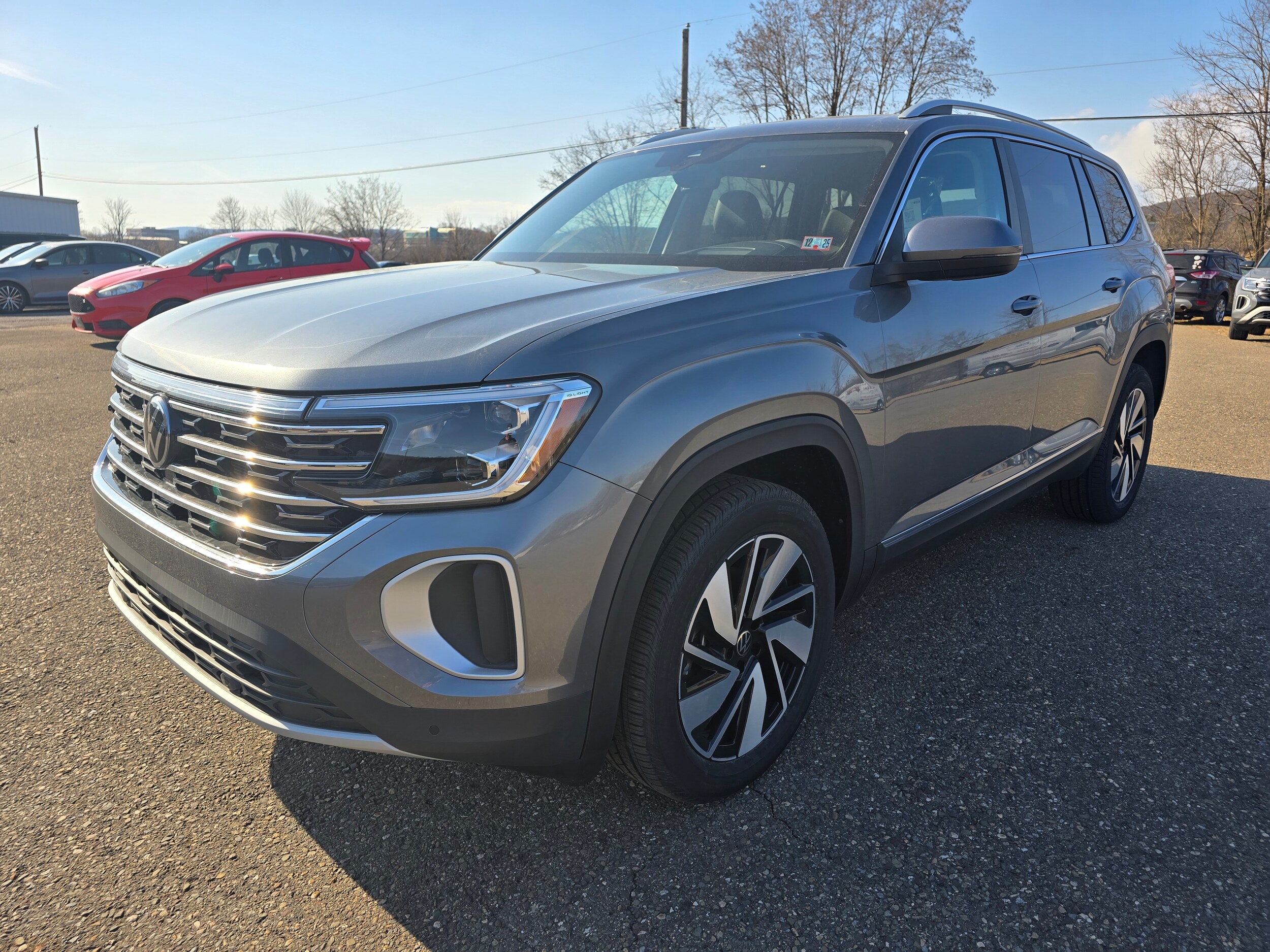 2025 Volkswagen Atlas SEL photo 2