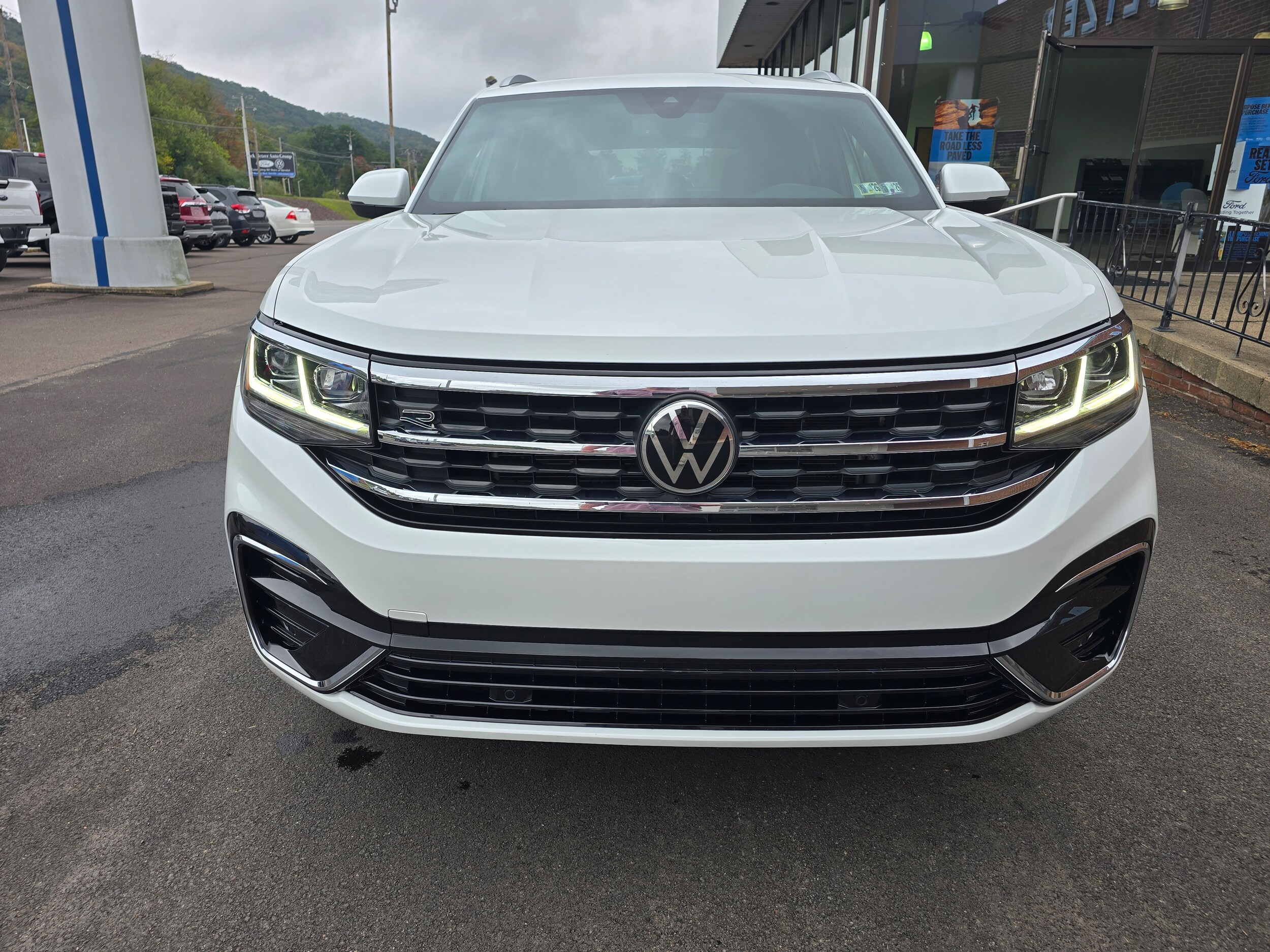 2022 Volkswagen Atlas Cross Sport V6 SEL R-Line photo 2