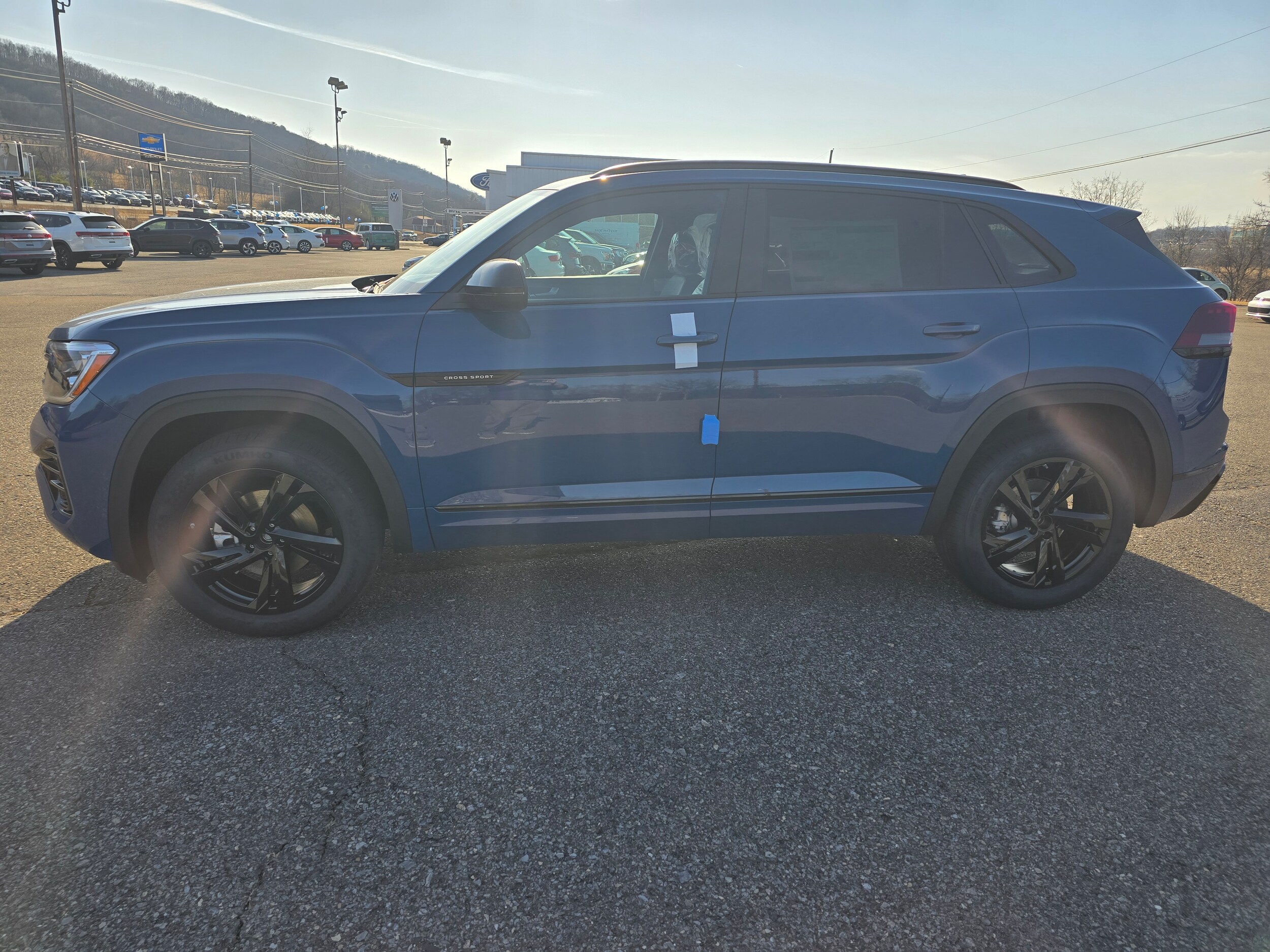 2025 Volkswagen Atlas Cross Sport SEL R-Line photo 3