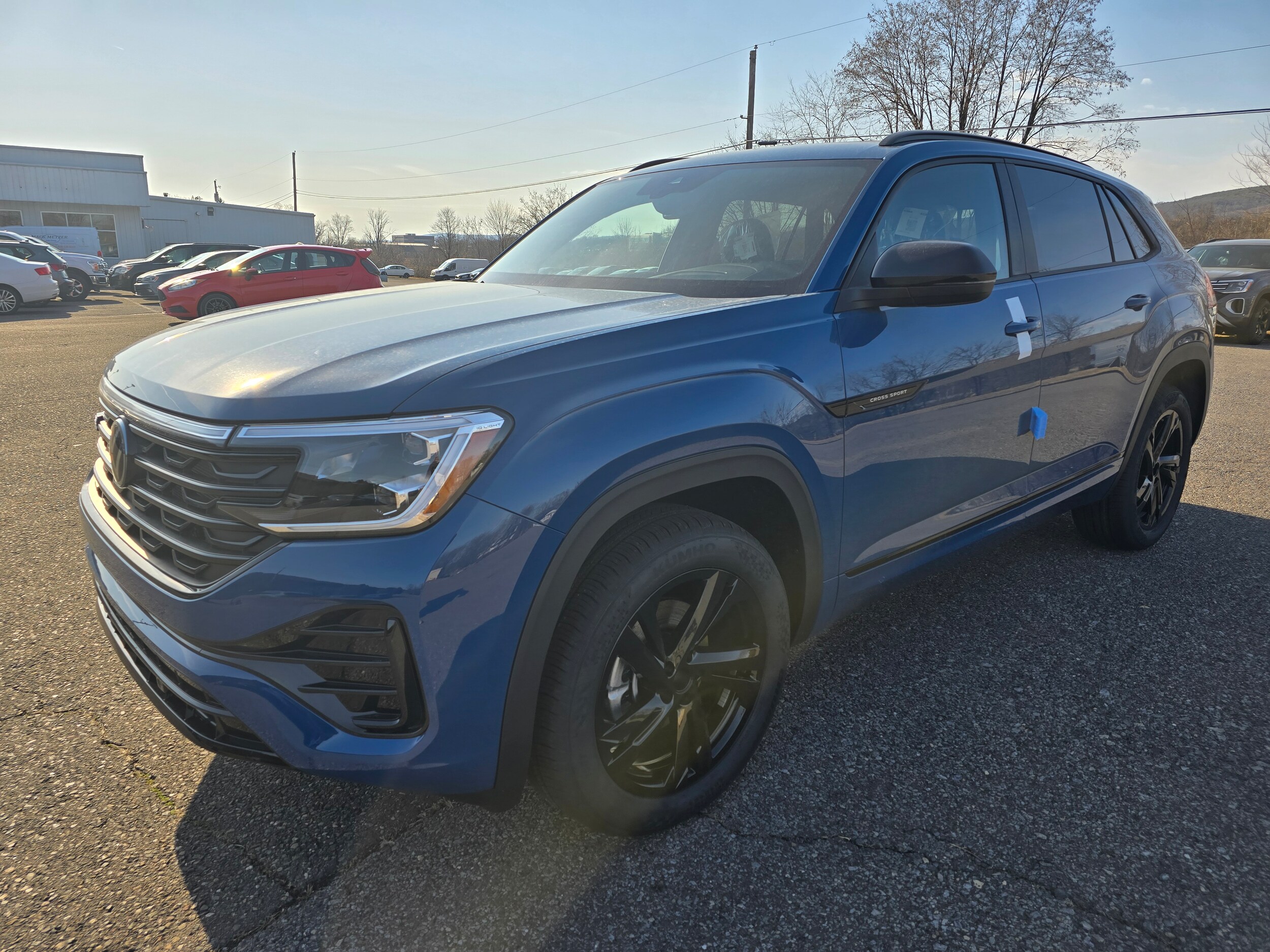 2025 Volkswagen Atlas Cross Sport SEL R-Line photo 2