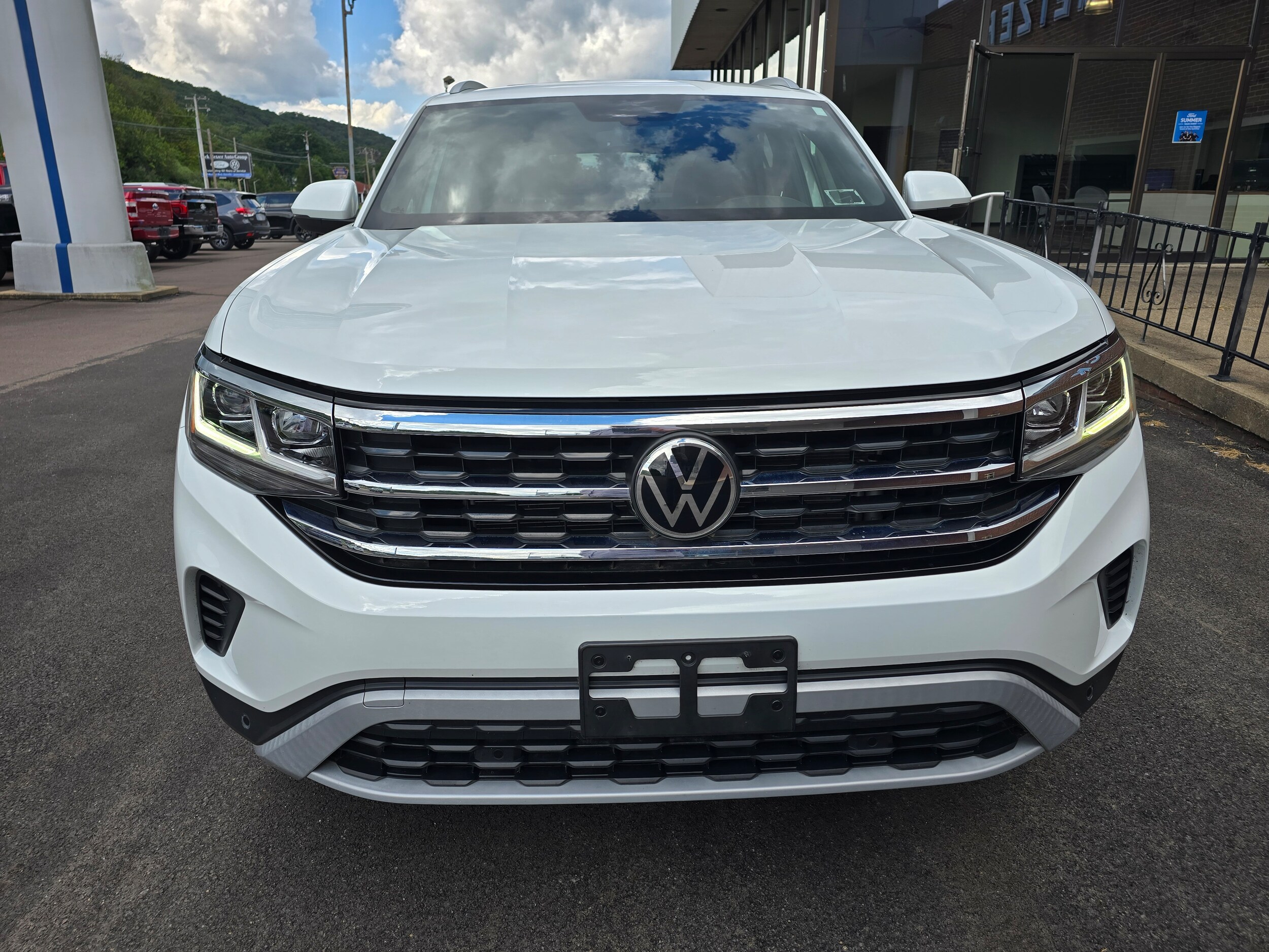 2022 Volkswagen Atlas Cross Sport V6 SE Technology photo 2