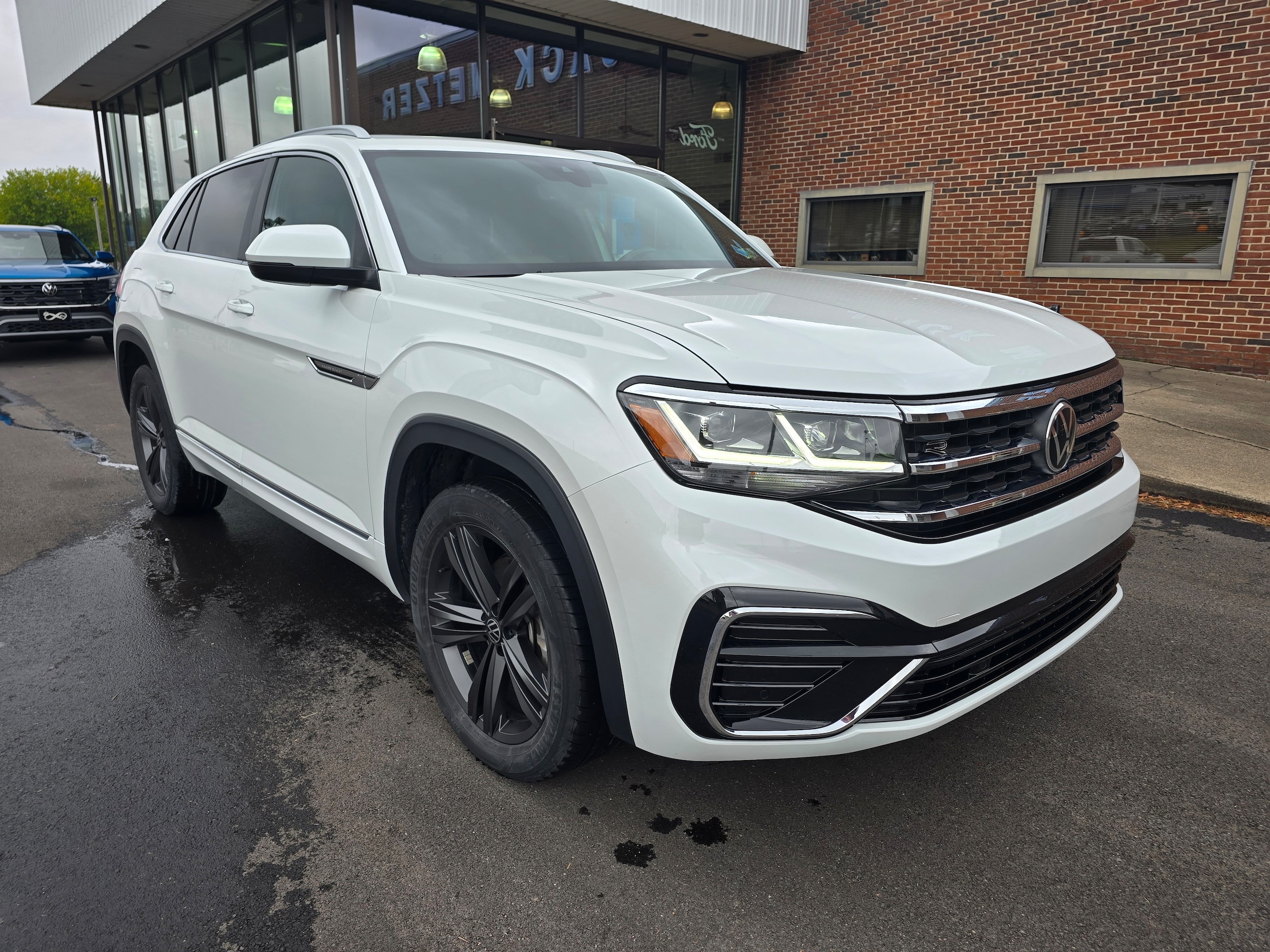 2022 Volkswagen Atlas Cross Sport SEL R-Line's photo