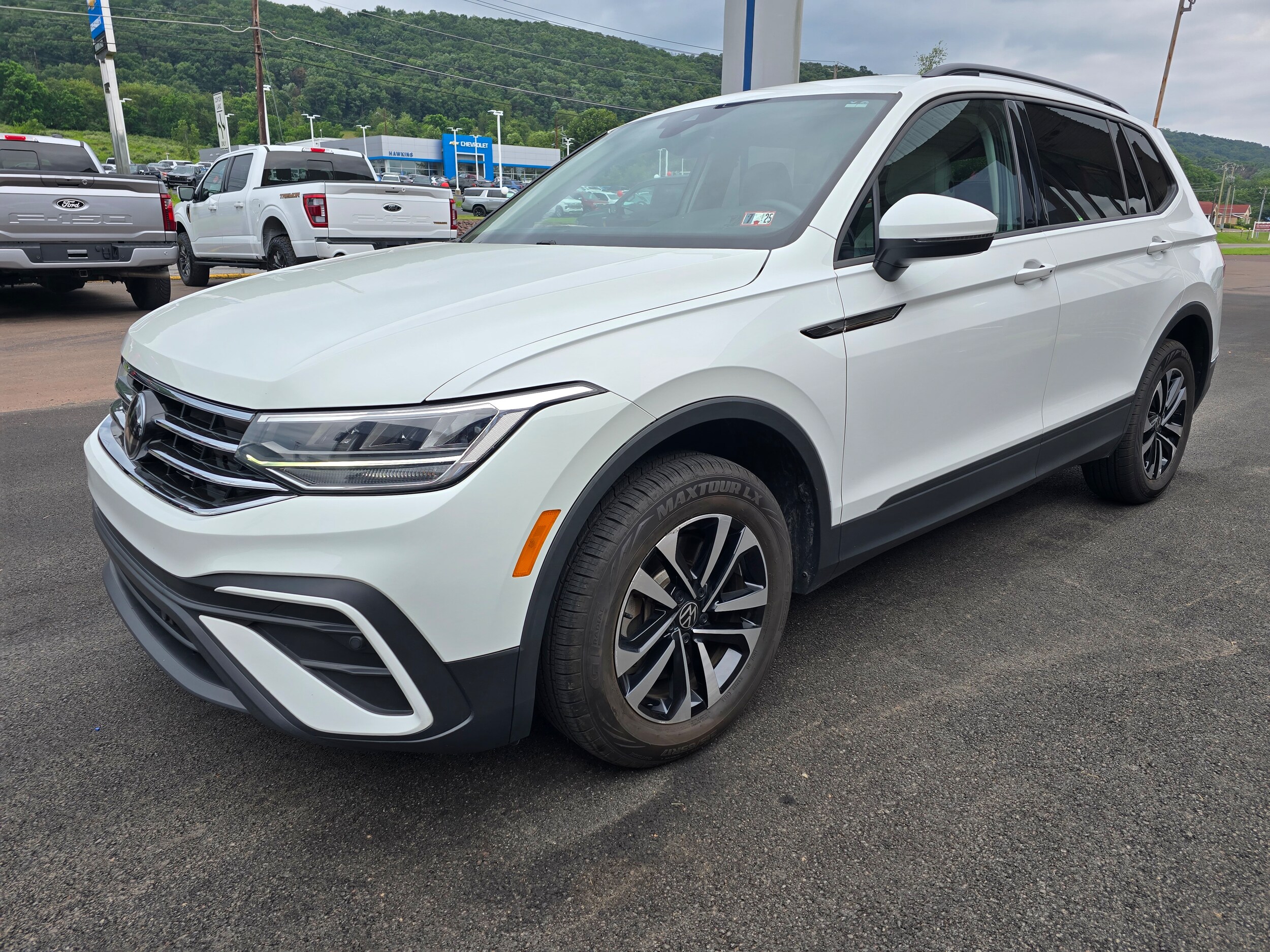 2023 Volkswagen Tiguan S photo 2
