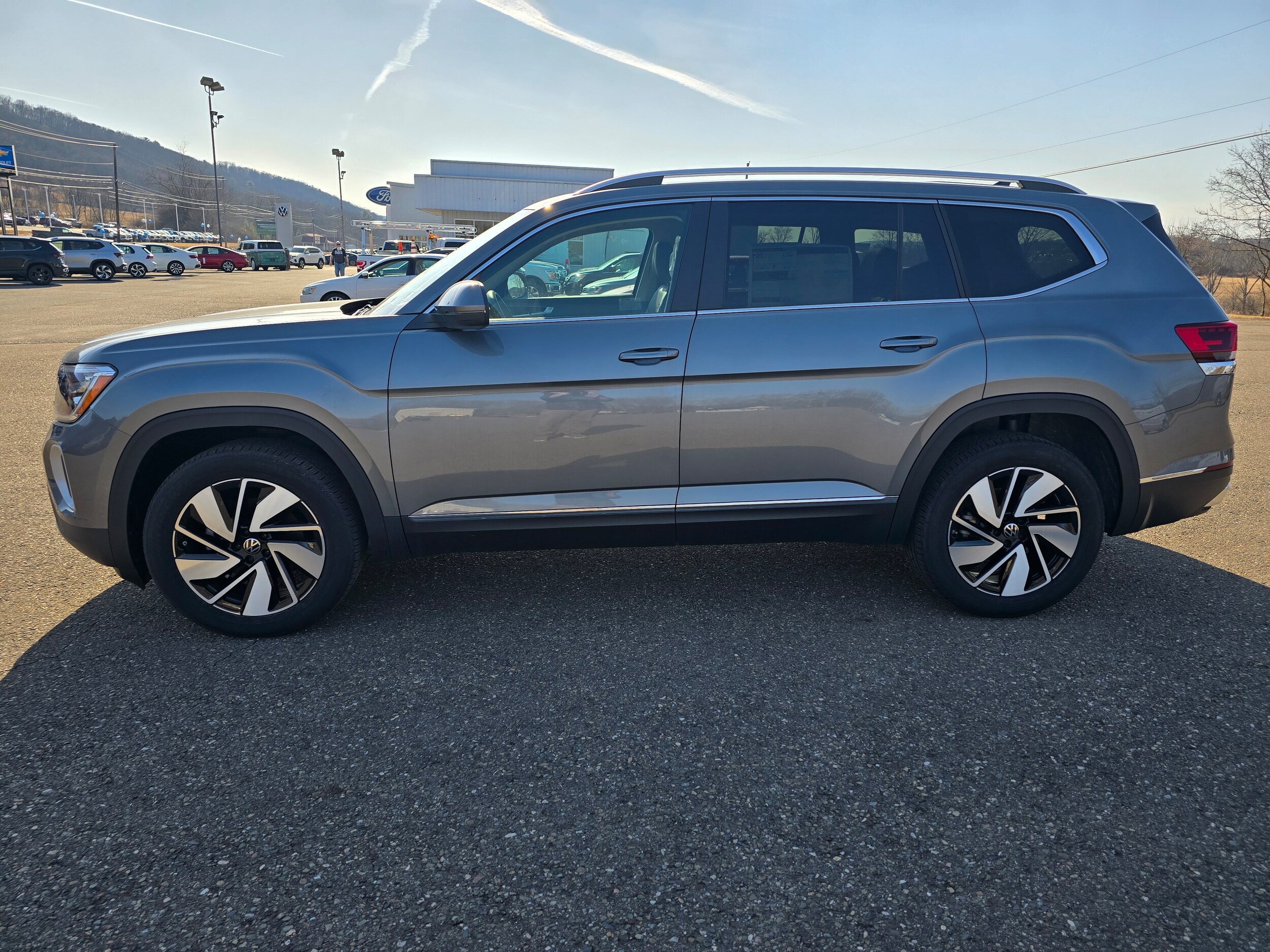 2025 Volkswagen Atlas SEL photo 3