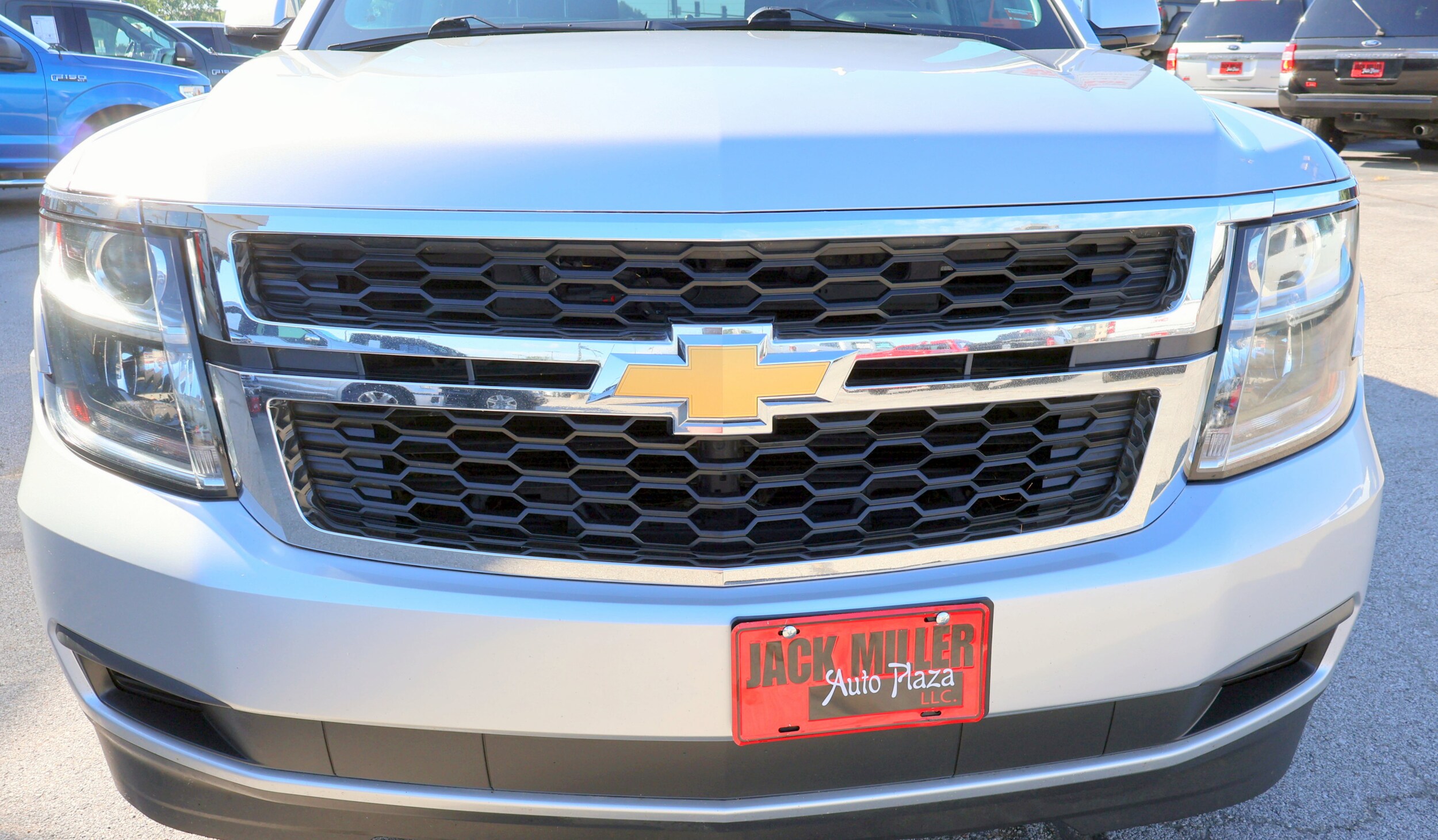 2020 Chevrolet Suburban LT photo 2