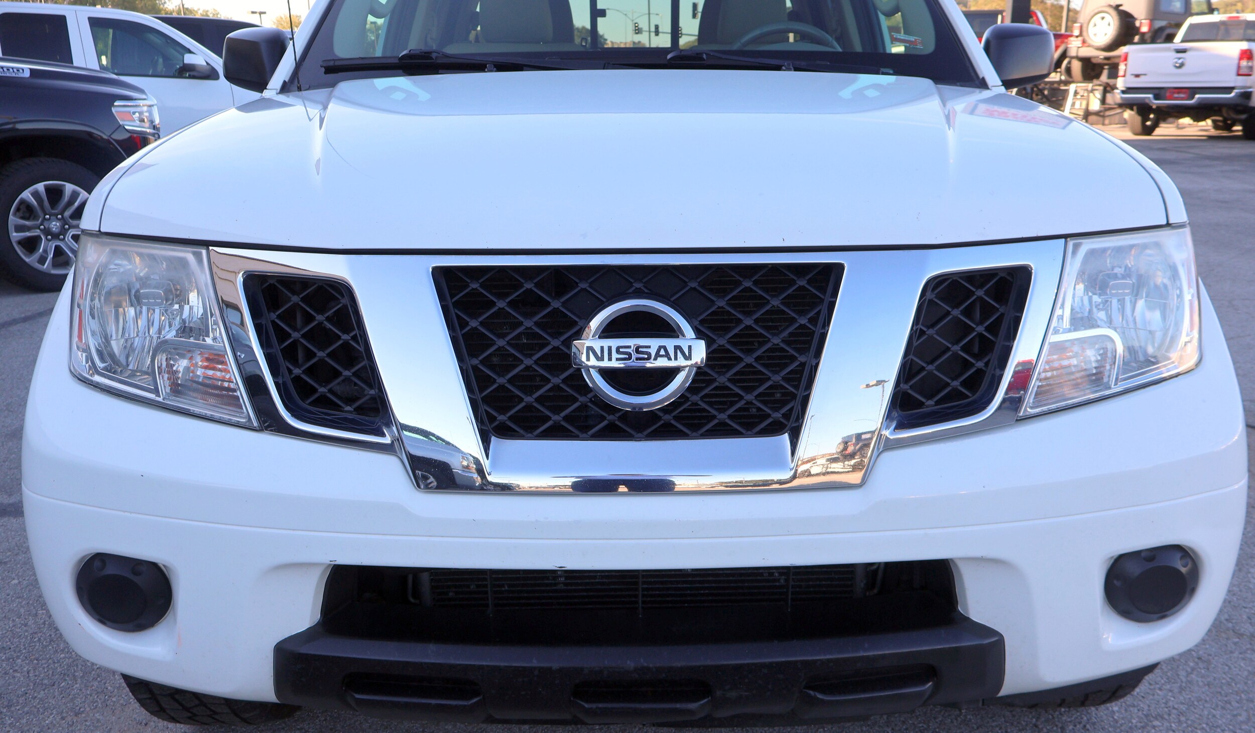 2017 Nissan Frontier SV photo 2