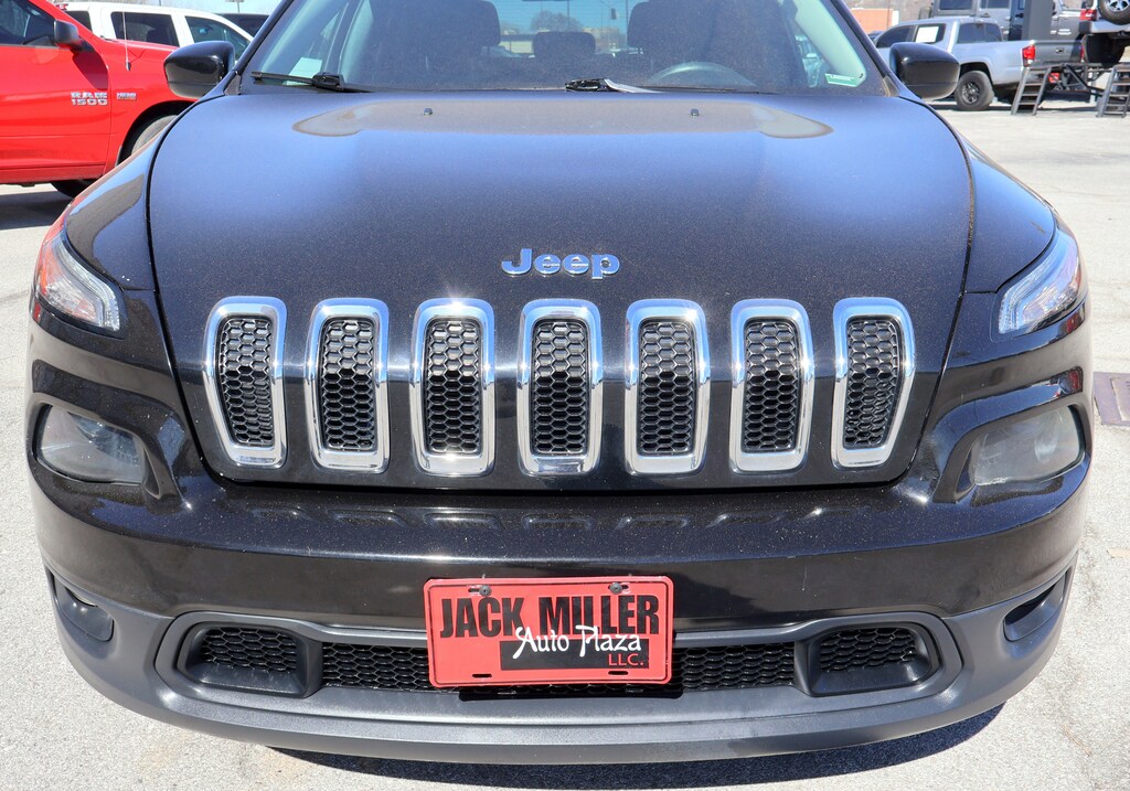 Used 2018 Jeep Cherokee Latitude FWD SUV