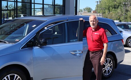 Staff member Greg  from ID_658d6080e804