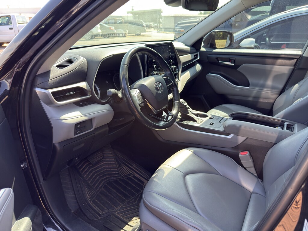 Used 2021 Toyota Highlander XLE Sport Utility