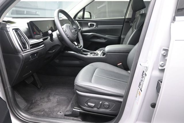 2025 Kia Sorento S - Photo 17