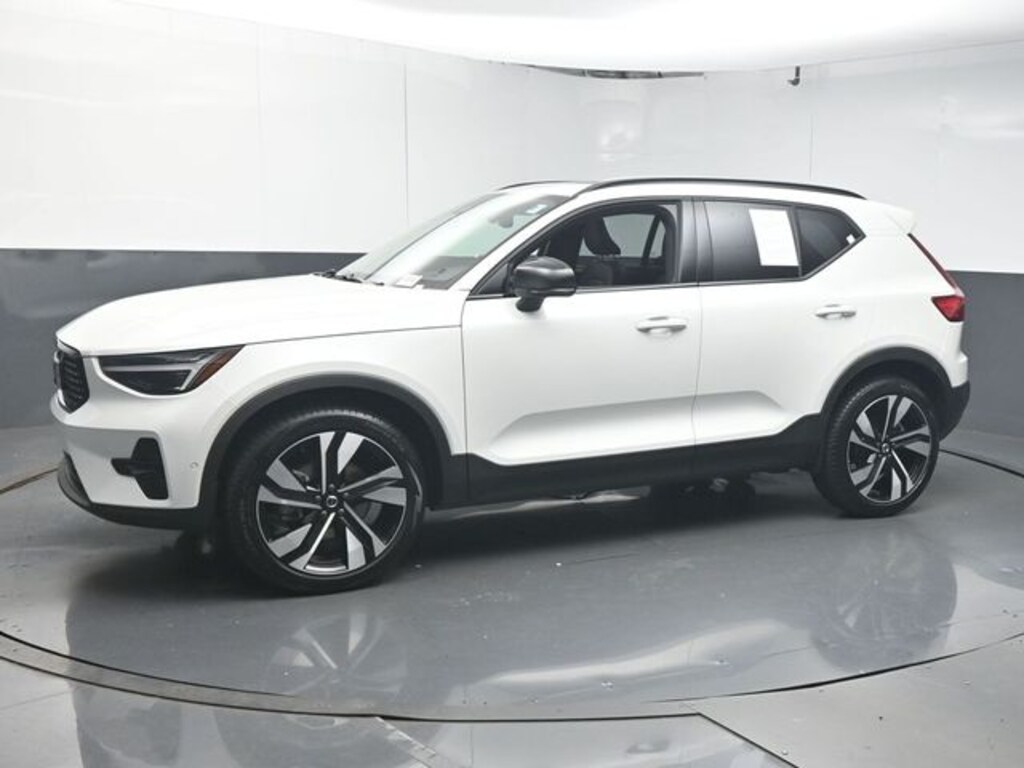 Certified 2025 Volvo XC40 B5 Ultra Dark Theme SUV