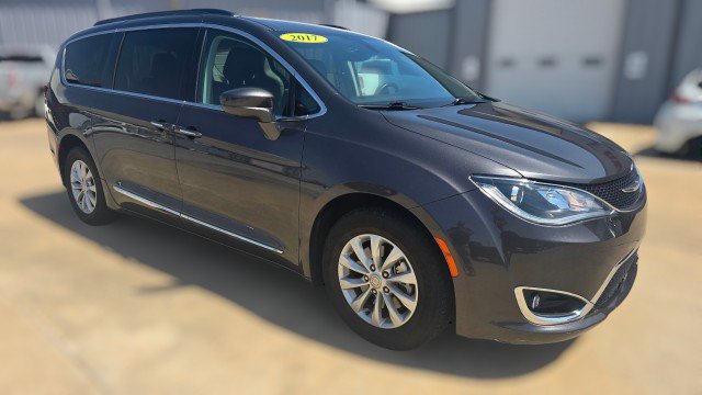 Used 2017 Chrysler Pacifica Touring-L with VIN 2C4RC1BG1HR524614 for sale in Enid, OK